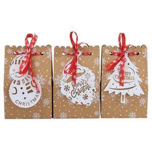 Detailaufnahme von Weihnachts-Kraftpapiertüten mit lasergeschnittenen Kartenmotiven
