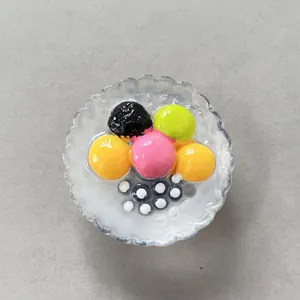 Vista dettagliata del magnete da frigo 3D in resina con guarnizioni colorate di gelatina
