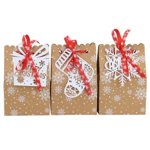 Detailansicht der Weihnachts-Kraftpapierbeutel mit Laser-Karten und roten Schleifen.