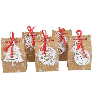 Set mit braunen Kraftpapier-Weihnachtstüten und weißen lasergeschnittenen Anhängern