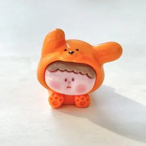 Detailopname van een schattig oranje hondenbeeldje van hars voor DIY-knutselprojecten