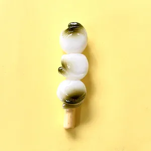 Détail macro d'un aimant de réfrigérateur Dango japonais en résine 3D