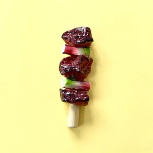 Aimant de frigo 3D brochette de barbecue réaliste avec détails de viande et légumes