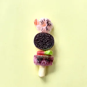 Gros plan détaillé d'un aimant de réfrigérateur en forme de mini-brochette BBQ en 3D