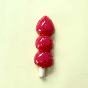 Gros plan d'un aimant de réfrigérateur réaliste en forme de brochette de fraises