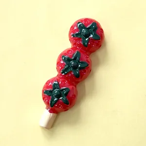 Gros plan détaillé d'un aimant de réfrigérateur en forme de brochette de tomates 3D