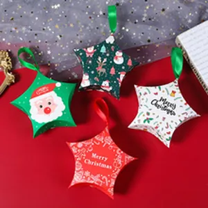 Vista detallada de coloridas cajas de dulces navideños en forma de estrella con cintas de seda.