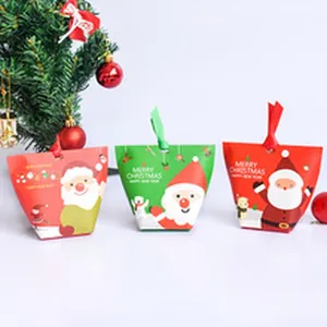 Vista detallada de las cajas de dulces de Navidad rojas y verdes con Papá Noel