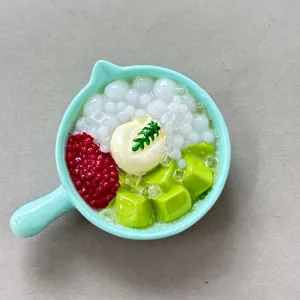 Dettaglio di un magnete da frigo in miniatura con gelatina colorata e perle