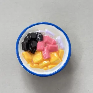 Dettaglio di un magnete da frigo in resina 3D a forma di ciotola di dessert colorato