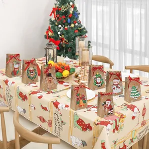 Verschiedene Weihnachts-Geschenktüten aus Kraftpapier mit Schneeflockenmustern auf Tisch.
