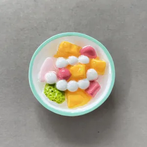 Vista dettagliata di un magnete da frigo 3D in resina a forma di ciotola di dessert boba