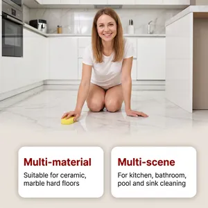 Primo piano di una donna che pulisce il pavimento in marmo della cucina con spugna