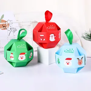 Cajas de dulces navideñas poliedricas con estampados de Papá Noel y los renos .