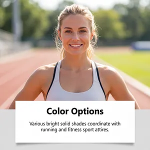Femme sportive sur piste présentant les couleurs de serviettes rafraîchissantes sportives.