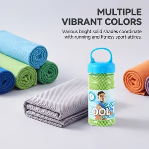 Vue détaillée de serviettes rafraîchissantes multicolores avec bouteille de transport