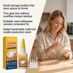 Femme réparant un vase en céramique blanche cassé avec le kit super glue Jue Fish