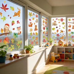 Herbstliche Ahornblätter und Waldtiere statische Fensteraufkleber in hellem Zimmerfenster