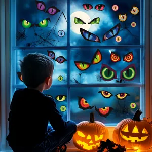 Vue détaillée d'un enfant regardant des autocollants de fenêtre en forme d'yeux de monstre la nuit