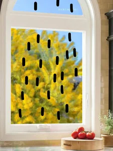 Stickers muraux géométriques noirs en forme de capsule sur une vitre de fenêtre blanche
