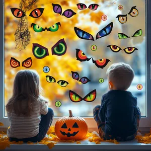 Vue détaillée d'autocollants de fenêtre yeux de monstre pour Halloween sur une vitre