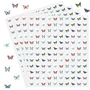 Gedetailleerd overzicht van vellen met kleurrijke aquarel vlinderstickers.