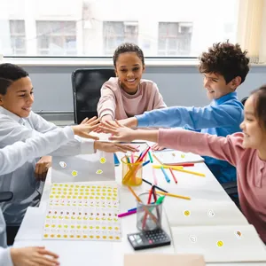 Niños usando mini pegatinas de clima con caritas para manualidades en un grupo creativo