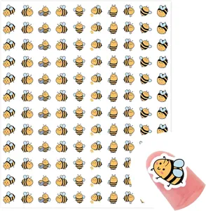 Primer plano de lindas pegatinas de abejas mostrando el tamaño real sobre una uña