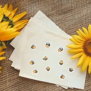 Primer plano detallado de lindas pegatinas de abejas en hojas de papel de estilo retro.