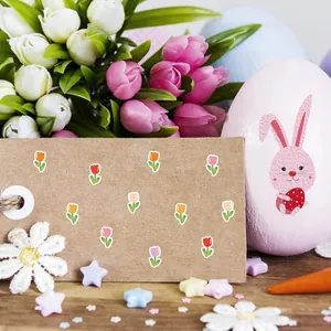 Primer plano de mini pegatinas de tulipanes de colores para álbumes de recortes DIY
