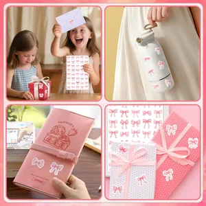 Detailweergave van roze strikstickers op geschenken waterflessen en enveloppen