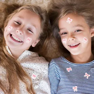 Detail van lieve roze strikstickers op gezichten en kleding voor decoratief gebruik