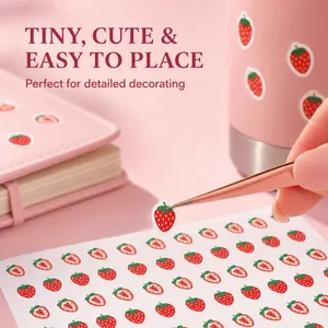 Detalle de pequeñas pegatinas de fresa perfectas para decorar agendas con detalle
