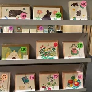 Detalle de etiquetas de precio circulares de colores en tarjetas de felicitación