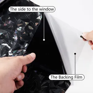 Detail der 3D schwarzen Fensterfolie mit Entfernung der Trägerfolie für Privatsphäre.