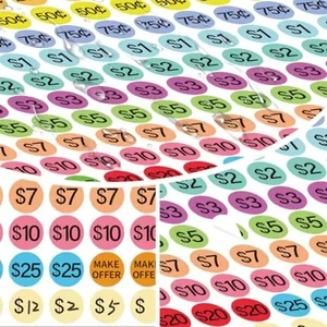 Vista macro detallada de etiquetas de precios coloridas e impermeables para ventas de garaje