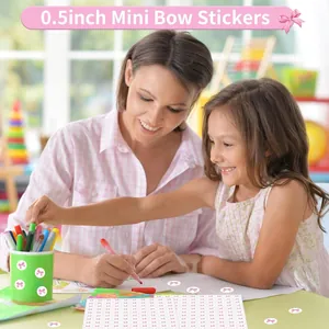 Frau und Kind verwenden 1,3 cm rosa Mini-Bogenaufkleber für Bastel- und Geschenkdeko.