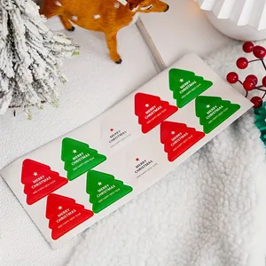 Detailaufnahme von festlichen roten und grünen Weihnachtsbaum-Aufklebern für DIY-Geschenke