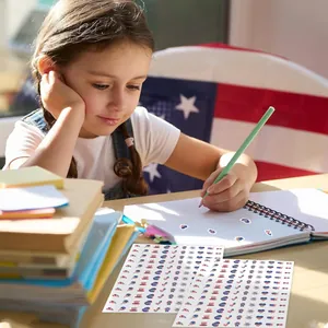 Vista detallada de pegatinas patrióticas con banderas y estrellas en un cuaderno