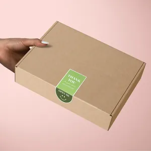 Vista detallada de una etiqueta verde de agradecimiento que sella una caja de regalo