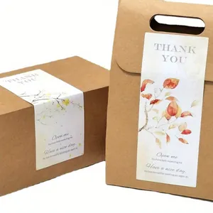Detailansicht von floralen 'Thank You'-Siegelaufklebern auf Kraftpapier-Geschenkkartons