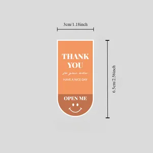 Detalle profesional de las pegatinas smiley 'Thank You' de 3x6,5 cm para cajas regalo