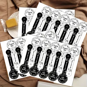 Detalle de pegatinas de sellado 'Thank You' en blanco y negro para empaques de regalo festivos