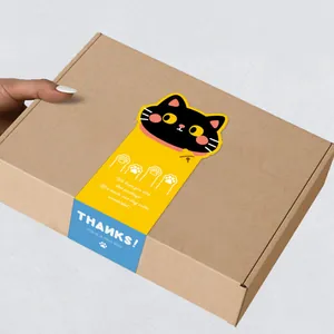 Nahaufnahme eines süßen schwarzen Katzen-Dankeschön-Aufklebers auf einem Kartonsiegel