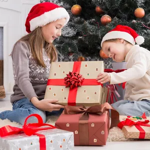 Mini pegatinas de hombre de jengibre en cajas de regalo de Navidad en una escena festiva