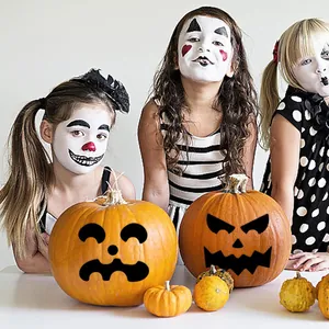 Dettaglio di vari adesivi con espressioni facciali di zucca di Halloween per decorazioni DIY