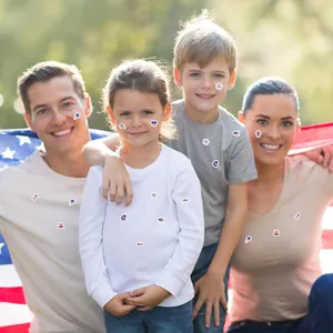 Familia celebra el Día de la Independencia con mini pegatinas patrióticas de EE. UU.