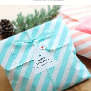 Nahaufnahme eines weißen Weihnachtsbaum-Aufklebers auf Geschenkpapier