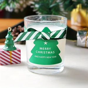 Nahaufnahme eines festlichen Weihnachtsbaum-Aufklebers auf einem Glas mit einer Schleife.