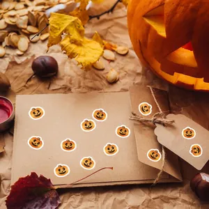 Detailansicht kleiner Kürbis-Aufkleber auf Kraftpapierumschlag für Halloween-Basteln